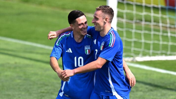 FLORENCE, ITALY - JUNE 05: Giacomo Raspadori (L) and Davide Frattesi (R) of Italy at Centro Tecnico Federale di Coverciano celebrate during the Friendly Match beteween Italy and Italy U20 on June 05, 2024 in Florence, Italy. (Photo by Claudio Villa/Getty Images) Frattesi: “Ho preso qualche insulto da Scamacca! Ruolo, condizione e il gol…” - immagine 1