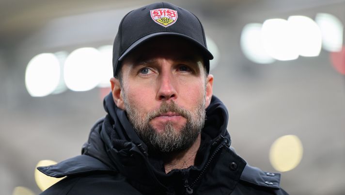 STUTTGART, GERMANY - FEBRUARY 15: Sebastian Hoeneß, Head coach of VfB Stuttgart looks on prior to the Bundesliga match between VfB Stuttgart and VfL Wolfsburg at MHPArena on February 15, 2025 in Stuttgart, Germany. (Photo by Christian Kaspar-Bartke/Getty Images) Stoccarda, Hoeneß: “Focus sul Bayern, dobbiamo tornare ad essere più concreti” - immagine 1
