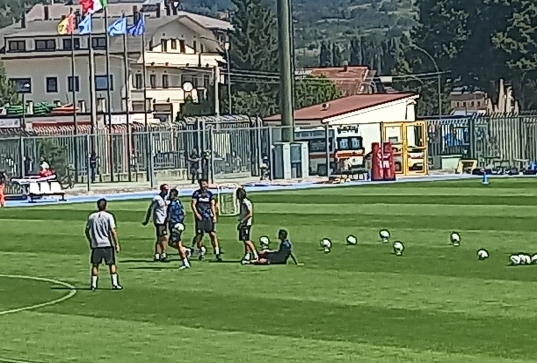 GALLERY Politano si accascia a terra appena rientrato in campo: la reazione di Conte - immagine 4