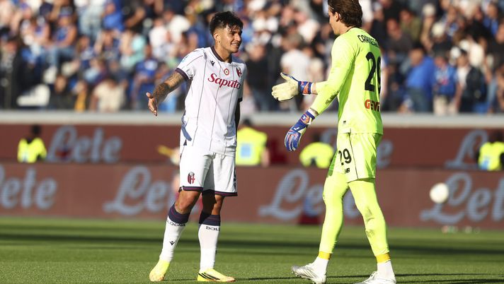 BERGAMO, ITALY - MAY 17: Santiago Castro (L) of Bologna FC and Marco Carnesecchi (R) of Atalanta gestures during the Serie A match between Atalanta BC and Bologna FC 1909 at Gewiss Stadium on May 17, 2026 in Bergamo, Italy. (Photo by Giuseppe Cottini/Getty Images) Cor Sport – Il Bologna fissa il prezzo di Castro- immagine 1