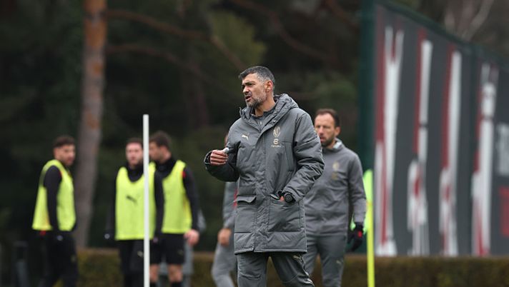 CAIRATE, ITALY - JANUARY 09: Head coach AC Milan Sergio Conceicao looks on during AC Milan training session at Milanello on January 09, 2025 in Cairate, Italy. (Photo by Claudio Villa/AC Milan via Getty Images) Nando Orsi: “Nei primi giorni Conceicao ha fatto il motivatore, adesso…” - immagine 1
