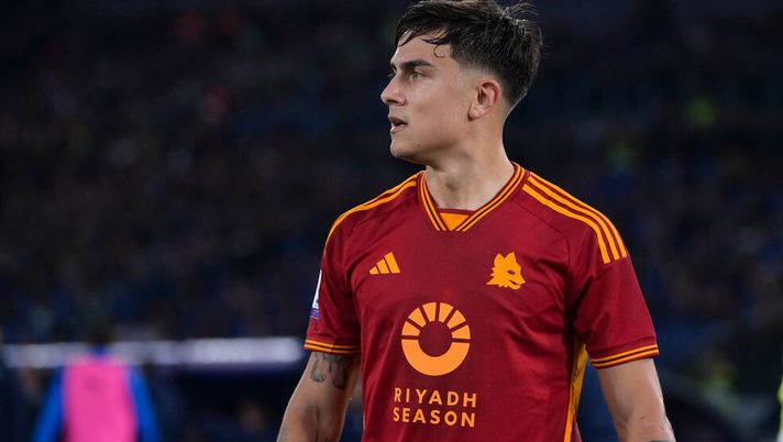 ROME, ITALY - NOVEMBER 12: AS Roma player Paulo Dybala during the Serie A TIM match between SS Lazio and AS Roma at Stadio Olimpico on November 12, 2023 in Rome, Italy. (Photo by Luciano Rossi/AS Roma via Getty Images) Dybala: “Ieri sono accadute cose vergognose. Ora sono pronto per la Roma” - immagine 1