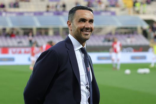 FLORENCE, ITALY - MAY 13: Raffaele Palladino manager of AC Monza looks on during the Serie A TIM match between ACF Fiorentina and AC Monza at Stadio Artemio Franchi on May 13, 2024 in Florence, Italy.(Photo by Gabriele Maltinti/Getty Images) Palladino, l’esorcista del demone di Atene: una storia che parte dal cognome- immagine 2