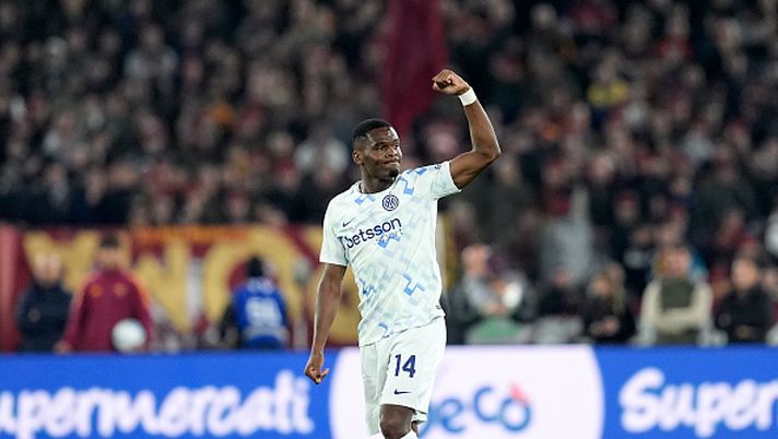 Ange-Yoan Bonny dell'FC Internazionale esulta dopo aver segnato il primo gol della sua squadra durante la partita di Serie A tra AS Roma e FC Internazionale all'Olimpico il 18 ottobre 2025 a Roma Serie A, settimo atto: record negativo di reti segnate - immagine 1