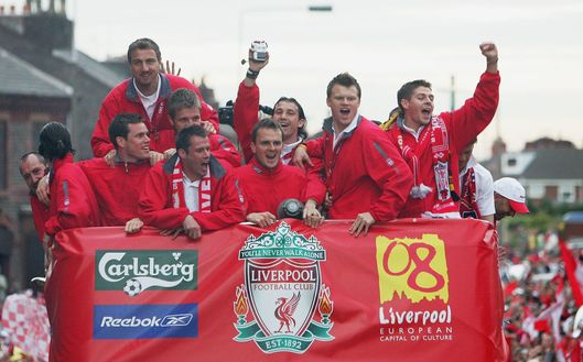 Steve Finnan durante la parata della vittoria per le strade di Liverpool il 26 maggio 2005 a Liverpool, Inghilterra. Il Liverpool ha sconfitto l'AC Milan ai rigori per 3-2, vincendo la finale della UEFA Champions League. (Foto di Laurence Griffiths/Getty Images) Finnan bancarotta