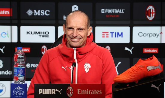 Cairate, Italia - 24 gennaio 2026: Massimiliano Allegri, allenatore del Milan, durante la conferenza stampa. (Foto di Claudio Villa/AC Milan via Getty Images) Roma-Milan, dove vedere il big match in diretta tv e streaming LIVE- immagine 5