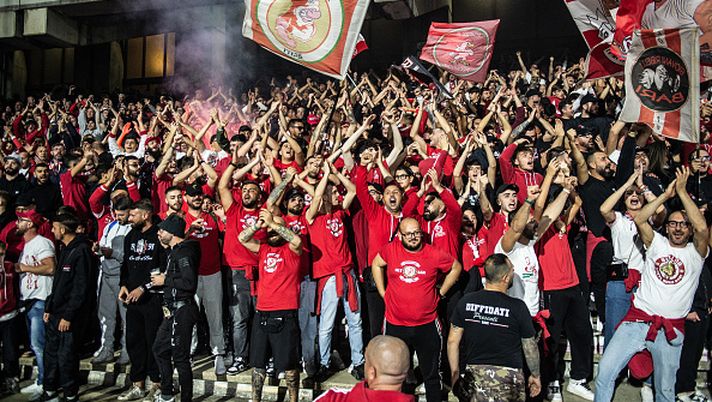 Il tifo dell'SSC Bari durante la partita di Serie B tra US Salernitana 1919 e SSC Bari il 10 novembre 2024 a Salerno 41 anni di amicizia, sabato si rinnoverà il gemellaggio di Bari-Salernitana - immagine 1