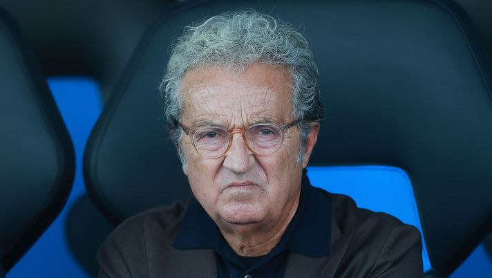 PISA, ITALY - OCTOBER 18: Giuseppe Corrado of Pisa Sporting Club looks on during the Serie A match between Pisa SC and Hellas Verona FC at Arena Garibaldi on October 18, 2025 in Pisa, Italy. (Photo by Gabriele Maltinti/Getty Images) Il Pisa denuncia una truffa online: “False promesse da un profilo fake del presidente” - immagine 1