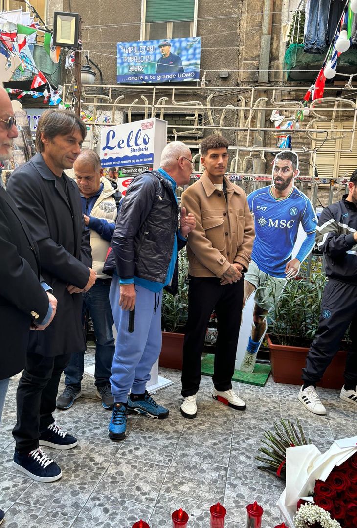 GALLERY L’omaggio a Maradona: Conte, ADL e Di Lorenzo fanno visita al murale - immagine 3