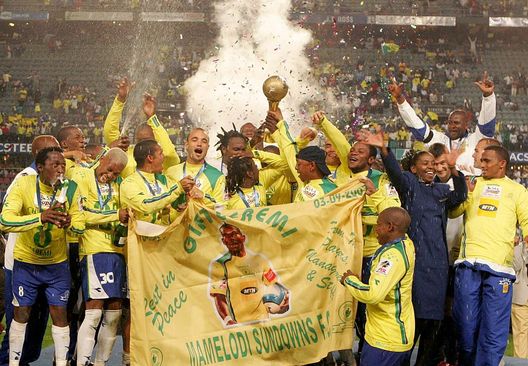 Durban, Sudafrica - 15 settembre 2007: Giocatori del Mamelodi Sundowns col trofeo della SAA Supa 8 vinto contro l'Orlando Pirates. (Foto di Duif du Toit /Gallo Images/Getty Images) Mondiale per Club: il Mamelodi Sundowns tra storia, qualità e Champions- immagine 2