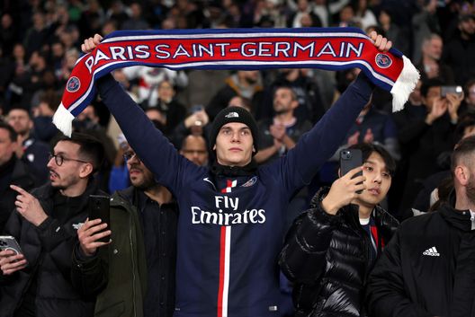 PARIGI, FRANCIA - 14 FEBBRAIO: Un tifoso del Paris Saint-Germain. (Photo by Alex Pantling/Getty Images) Aston Villa-PSG