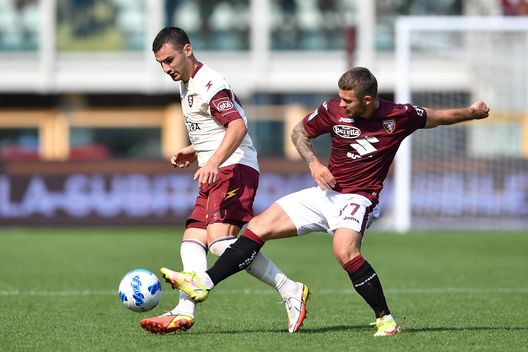 TURIN, ITALY - SEPTEMBER 12: Karol Linetty (R) of Torino FC tackles Federico Bonazzoli of US Salernitana during the Serie A match between Torino FC and US Salernitana at Stadio Olimpico di Torino on September 12, 2021 in Turin, Italy. (Photo by Valerio Pennicino/Getty Images) Juric contento ma non troppo: ecco come pensa di far crescere il Torino- immagine 3