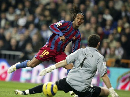 Ronaldinho batte Casillas nel Clasico del 19 novembre 2005 (Photo by Denis Doyle/Getty Images) Barcellona, ecco la quarta maglia che verrà indossata solo nel Clasico. A cosa è ispirata- immagine 2