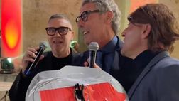 Lecce in festa: Gotti canta ‘Le radici ca tieni’ dei Sud Sound System | VIDEO