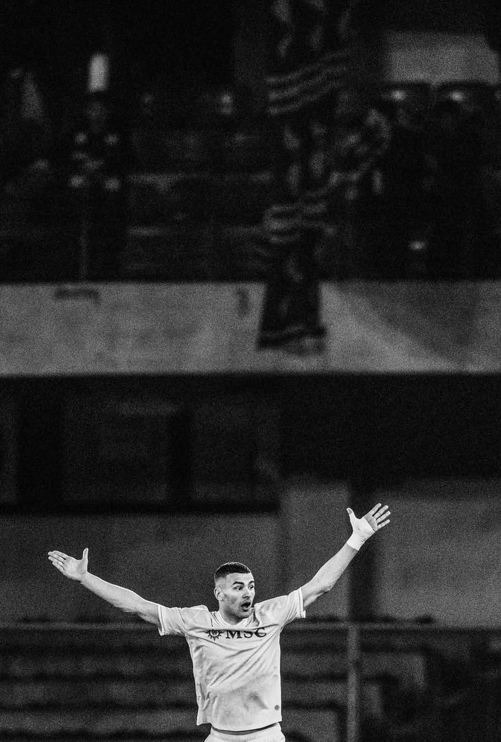 La frustrazione per il pareggio subito al primo tiro in porta e l'emozione di riuscire a portare i tre punti a casa a tempo scaduto: due facce della stessa medaglia che compongono il riassunto 'in bianco e nero' di Hellas Verona-Napoli realizzato dall'admin dell'account Instagram della compagine partenopea.