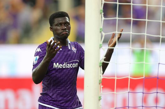 FLORENCE, ITALY - AUGUST 27: Alfred Duncan of ACF Fiorentina reacts during the Serie A TIM match between ACF Fiorentina and US Lecce at Stadio Artemio Franchi on August 27, 2023 in Florence, Italy. (Photo by Gabriele Maltinti/Getty Images) Pruzzo: “Nzola non è Drogba né Weah. Non farà mai 25 gol”- immagine 2
