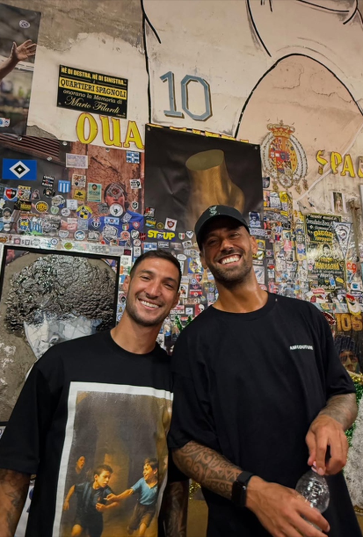 Politano e Spinazzola al murale di Maradona: maglia speciale per Matteo – GALLERY - immagine 6