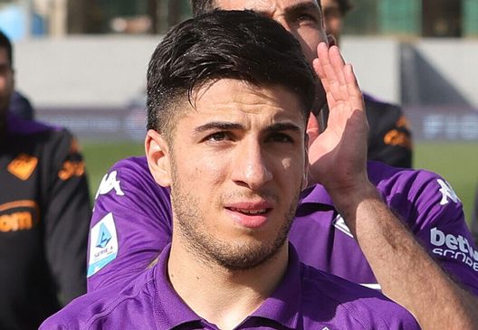 FLORENCE, ITALY - APRIL 27: Fabiano Parisi , Rolando Mandragora and Albert Gudmundsson of ACF Fiorentina greets the fans after during the Serie A match between Fiorentina and Empoli at Stadio Artemio Franchi on April 27, 2025 in Florence, Italy. (Photo by Gabriele Maltinti/Getty Images) parisi