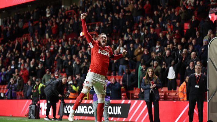 LONDON, ENGLAND - NOVEMBER 04: Sonny Carey of Charlton Athletic celebrates following the team's victory in the Sky Bet Championship match between Charlton Athletic and West Bromwich Albion at The Valley on November 04, 2025 in London, England. (Photo by James Fearn/Getty Images) Streaming Charlton-Southampton: Diretta TV e live gratis - immagine 1