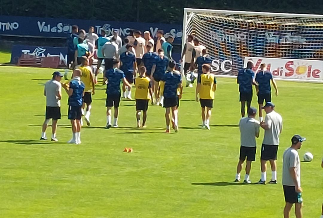 GALLERY Dimaro day 4, Conte cura la fase difensiva: fitto colloquio con due centrali - immagine 5