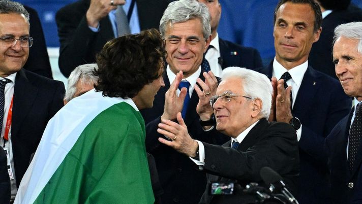 Getty Mattarella consegna la bandiera olimpica. Malagò: “Vogliamo battere il record di Tokyo” - immagine 1