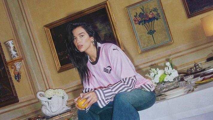 VIDEO, Dua Lipa in… rosanero! Ecco la popstar con la maglia del Palermo  VIDEO, Dua Lipa in… rosanero! Ecco la popstar con la maglia del Palermo - immagine 1