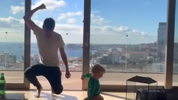 Mertens insegna, il figlio Ciro imita l’esultanza di papà Dries dopo un gol