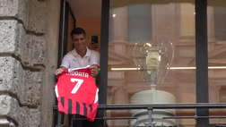 Milan, Morata si affaccia al balcone e infiamma la tifoseria | VIDEO