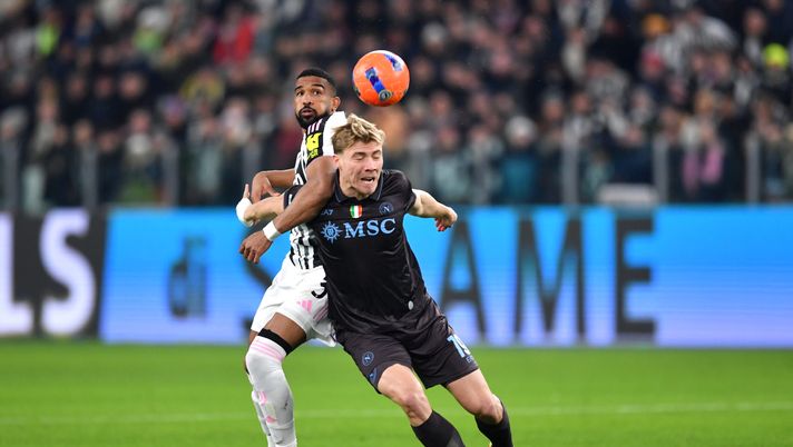 TURIN, ITALY - JANUARY 25: Rasmus Hojlund of SSC Napoli is challenged by Bremer of Juventus during the Serie A match between Juventus FC and SSC Napoli at Juventus Stadium on January 25, 2026 in Turin, Italy. (Photo by Valerio Pennicino/Getty Images) Svista di Mariani su Hojlund, CRC: “L’AIA valuterà positivamente la prestazione” - immagine 1