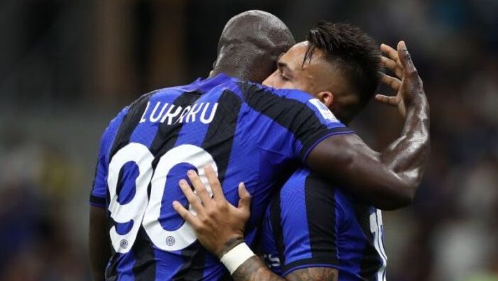 MILAN, ITALY - AUGUST 20: Lautaro Martinez of FC Internazionale celebrates scoring their side's first goal with his team-mate Romelu Lukaku during the Serie A match between FC Internazionale and Spezia Calcio at Stadio Giuseppe Meazza on August 20, 2022 in Milan, Italy. (Photo by Marco Luzzani/Getty Images) Lautaro: “Lukaku? Mai più sentito da quella famosa volta. La differenza tra lui e Thuram” - immagine 1