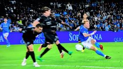 Napoli-Cremonese 2-0, Hojlund premiato dalla fortuna: Terracciano devia e fa autogol – VIDEO