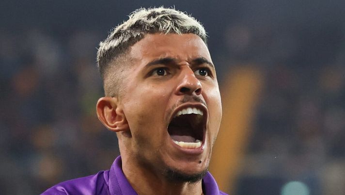 UDINE, ITALY - MAY 25: Domilson Cordeiro Dos Santos of Fiorentina celebrates a goal during the Serie A match between Udinese and Fiorentina at Stadio Friuli on May 25, 2025 in Udine, Italy. (Photo by Timothy Rogers/Getty Images) CorSport: “La versione che ha fatto infuriare Dodò. All’orizzonte spunta il Milan” - immagine 1