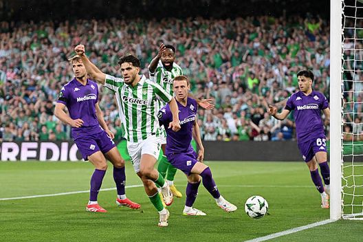 Il gol di Abde Ezzalzouli. (Photo by Denis Doyle/Getty Images) Il Betis punta alla Conference League: arriva la maglia speciale per la finale- immagine 3