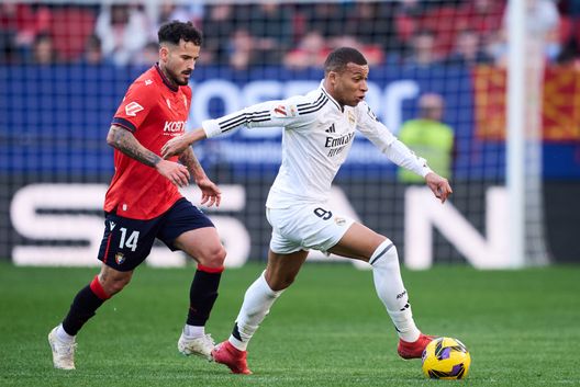 Kylian Mbappé del Real Madrid duella per il pallone con Rubén García dell’Osasuna durante la partita di Liga tra CA Osasuna e Real Madrid CF all’Estadio El Sadar il 15 febbraio 2025 a Pamplona, Spagna. (Foto di Juan Manuel Serrano Arce/Getty Images) Real Oviedo-Real Madrid, il pronostico di DDD: quale Real avrà la meglio?- immagine 2