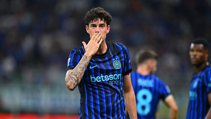 MILAN, ITALY - AUGUST 25: Alessandro Bastoni of FC Internazionale celebrates after scoring the goal during the Serie A match between FC Internazionale and Torino FC at Giuseppe Meazza Stadium on August 25, 2025 in Milan, Italy. (Photo by Mattia Pistoia - Inter/Inter via Getty Images) Gli assist della 11a giornata al fantacalcio: +1 per Bastoni e Dimarco, bonus per Holm, Martin e Mancini - immagine 1