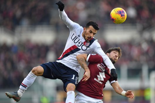 TURIN, ITALY - JANUARY 12: Simone Verdi (R) of Torino FC clashes with Nicola Sansone of Bologna FC during the Serie A match between Torino FC and Bologna FC at Stadio Olimpico di Torino on January 12, 2020 in Turin, Italy. (Photo by Valerio Pennicino/Getty Images)