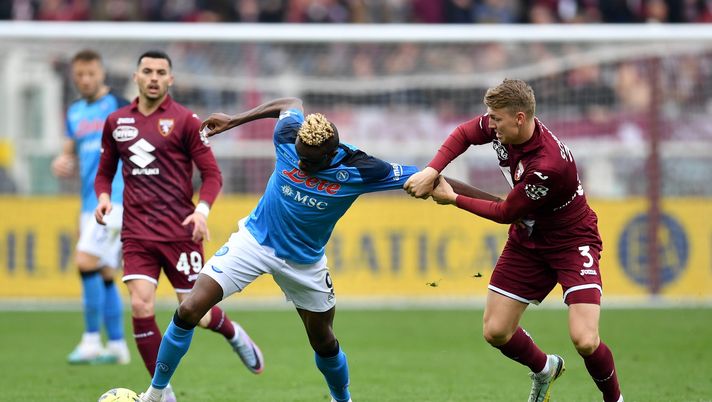 TURIN, ITALY - MARCH 19: Victor Osimhen of SSC Napoli is put under pressure by Perr Schuurs of Torino FC during the Serie A match between Torino FC and SSC Napoli at Stadio Olimpico di Torino on March 19, 2023 in Turin, Italy. (Photo by Valerio Pennicino/Getty Images) Torino, Schuurs perde il duello con Osimhen. Ma non è una bocciatura - immagine 1