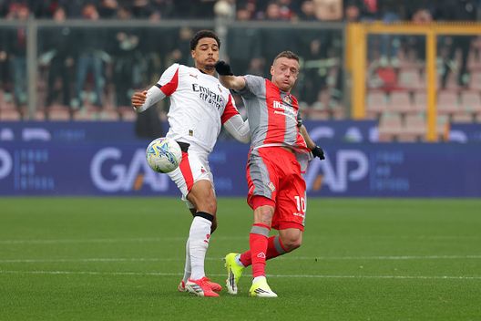 CREMONA, ITALIA - 1 MARZO: Koni De Winter dell'AC Milan e Jamie Vardy dell'US Cremonese si contendono la palla durante la partita di Serie A tra US Cremonese e AC Milan allo Stadio Giovanni Zini il 1 marzo 2026 a Cremona, Italia. (Foto di Francesco Scaccianoce/Getty Images) Milan, De Winter dopo la vittoria sulla Cremonese: “Era importante vincere. Ora il derby”- immagine 2