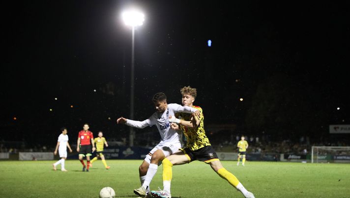 BRISBANE, AUSTRALIA - SEPTEMBER 14: Zinedine Machach of Melbourne Victory and Zachary Kierpal of Moreton City Excelsior chase the ball during the 2024 Australia Cup Quarter Final match between Moreton City Excelsior FC and Melbourne Victory FC at Perry Park on September 14, 2024 in Brisbane, Australia. (Photo by Mackenzie Sweetnam/Getty Images) Prete e goleador, don Francesco gioca e segna in Promozione: “Anche il calcio è missione” - immagine 1