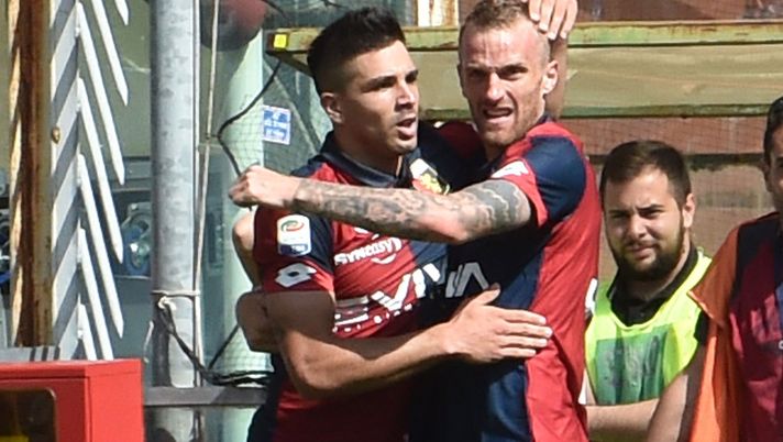 GENOA, GE - MAY 21: Giovanni Simeone and Luca Rigoni of Genoa celebrate after the 2-0 goal during the Serie A match between Genoa CFC and FC Torino at Stadio Luigi Ferraris on May 21, 2017 in Genoa, Italy. (Photo by Paolo Rattini/Getty Images) Genoa-Torino, parla Simeone: “Successo meritato, la mia stagione è meravigliosa” - immagine 1