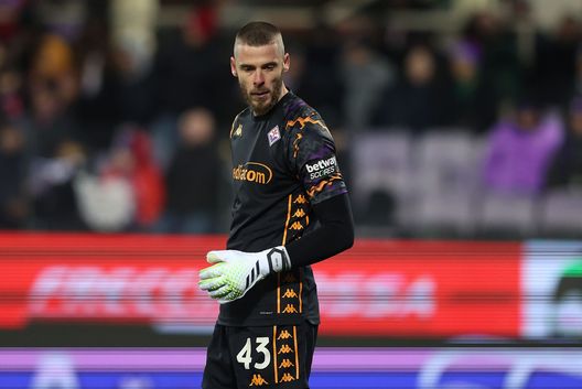 FLORENCE, ITALY - JANUARY 04: David de Gea of ACF Fiorentina reacts during the Serie A match between Fiorentina and Napoli at Stadio Artemio Franchi on January 4, 2025 in Florence, Italy. (Photo by Gabriele Maltinti/Getty Images) De Gea