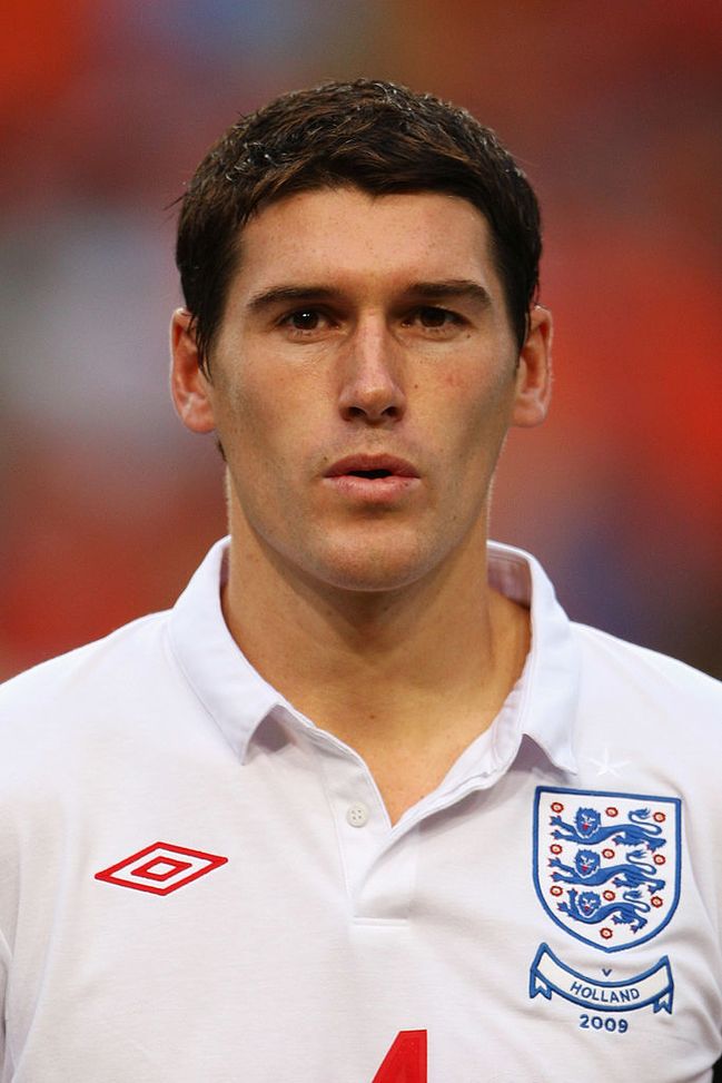 Gareth Barry firma per una squadra della Mid-Sussex Football League