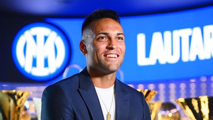 MILAN, ITALY - AUGUST 12: FC Internazionale extends the contract to Lautaro Martinez of FC Internazionale until 2029 at Inter HQ on August 12, 2024 in Milan, Italy. (Photo by Mattia Pistoia - Inter/Inter via Getty Images) Lautaro: “Grato per il rinnovo, voglio vincere ancora per l’Inter e segnare ancora tanti gol” - immagine 1