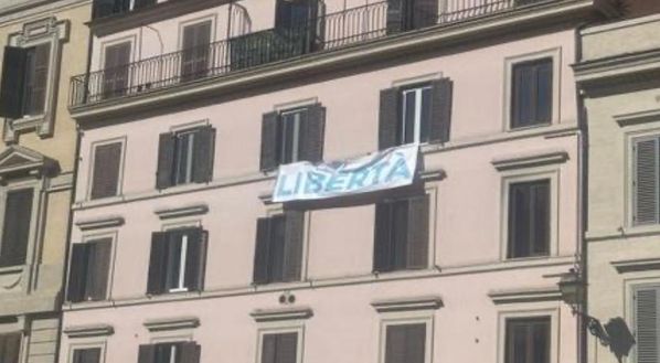 Lazio, la parola “Libertà” esposta in Piazza del Parlamento – FOTO - immagine 1