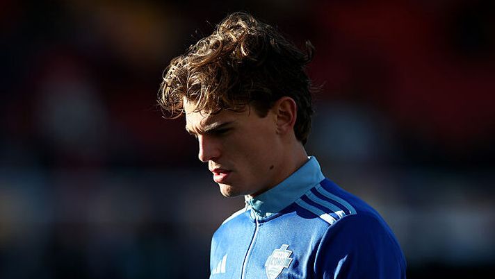 LECCE, ITALY - DECEMBER 27: Nicolas Paz of Como 1907 warms up prior the Serie A match between US Lecce and Como 1907 at Stadio Via del Mare on December 27, 2025 in Lecce, Italy. (Photo by Maurizio Lagana/Getty Images) Como-Inter, formazioni ufficiali: la scelta su Paz, Douvikas, Thuram, Calhanoglu e Mkhitaryan! Sorpresa Diouf - immagine 1