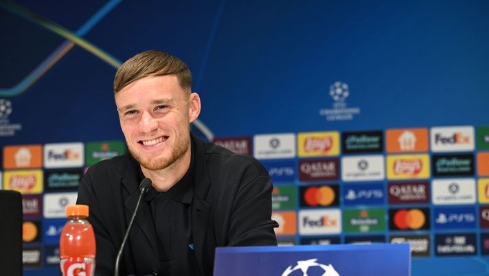 NAPLES, ITALY - OCTOBER 20: Sam Beukema of Napoli speaks at a press conference of Napoli on October 20, 2025 in Naples, Italy. (Photo by SSC NAPOLI/SSC NAPOLI via Getty Images) Bologna, senti Beukema: “A Napoli passione dieci volte superiore” - immagine 1