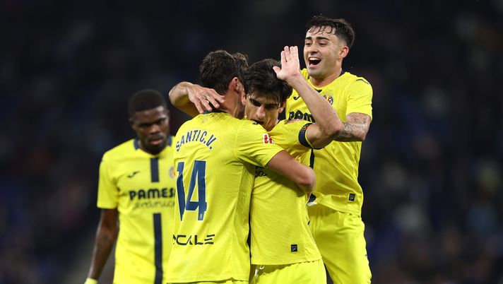 BARCELONA, SPAIN - NOVEMBER 08: Gerard Moreno of Villarreal CF celebrates scoring his team's first goal with teammates during the LaLiga EA Sports match between RCD Espanyol de Barcelona and Villarreal CF at RCDE Stadium on November 08, 2025 in Barcelona, Spain. (Photo by Judit Cartiel/Getty Images) Levante-Villarreal: dove vedere la Liga in Diretta TV e in Streaming Gratis - immagine 1