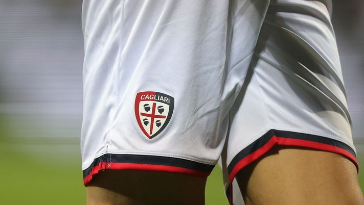 Auto rotte, scontri e un poliziotto ferito: la rabbia degli ultras del Cagliari - immagine 1