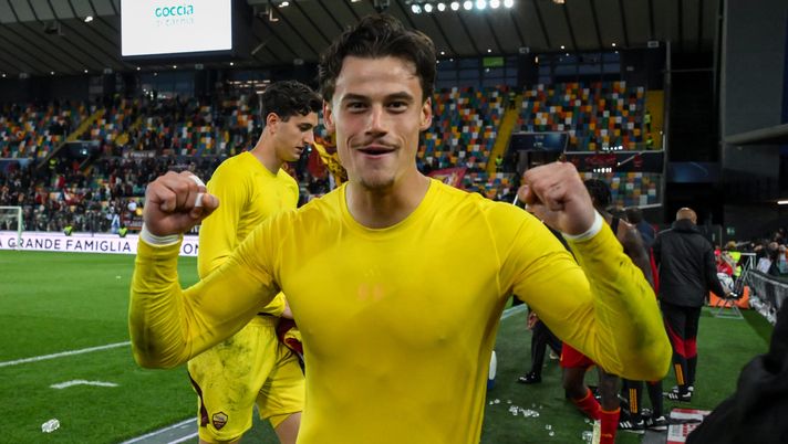 UDINE, ITALY - APRIL 25: AS Roma player Mile Svilar celebrates the victory after the Serie A TIM match between Udinese Calcio and AS Roma at Dacia Arena on April 25, 2024 in Udine, Italy. (Photo by Fabio Rossi/AS Roma via Getty Images) (Photo by Fabio Rossi/AS Roma via Getty Images) Svilar: “Io il miglior portiere in Serie A? Rispondo così. Con Juric e sull’esonero di De Rossi…” - immagine 1