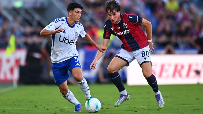 BOLOGNA, ITALY - AUGUST 30: Alex Valle of Como 1907 controls the ball whilst under pressure from Giovanni Fabbian of Bologna during the Serie A match between Bologna FC 1909 and Como 1907 at Renato Dall'Ara Stadium on August 30, 2025 in Bologna, Italy. (Photo by Alessandro Sabattini/Getty Images) Milan-Bologna, le ufficiali: ecco la scelta in trequarti- immagine 1